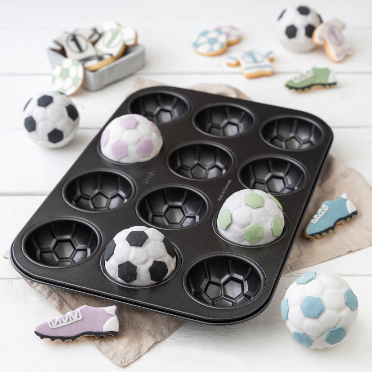 zenker-special-countries-moule-ballon-foot-12-muffins-inox image 2